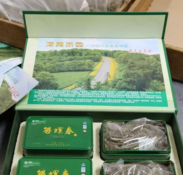 精制后的茶叶将会进行密封包装的工作,称量,装袋,密封,装盒.